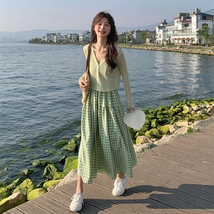 森系绿色夏日出游穿搭2025新款针织开衫内搭格子吊带裙图片