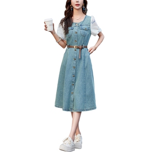 韩版拼接牛仔连衣裙女2024夏新款方领收腰设计小个子通勤长裙子图片