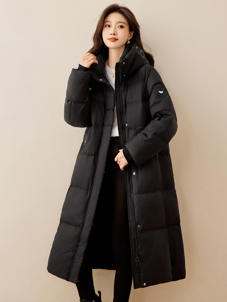 黑金长款过膝羽绒服女2024年冬季新款时尚潮流90白鸭绒连帽外套,女装羽绒服,辉之琳