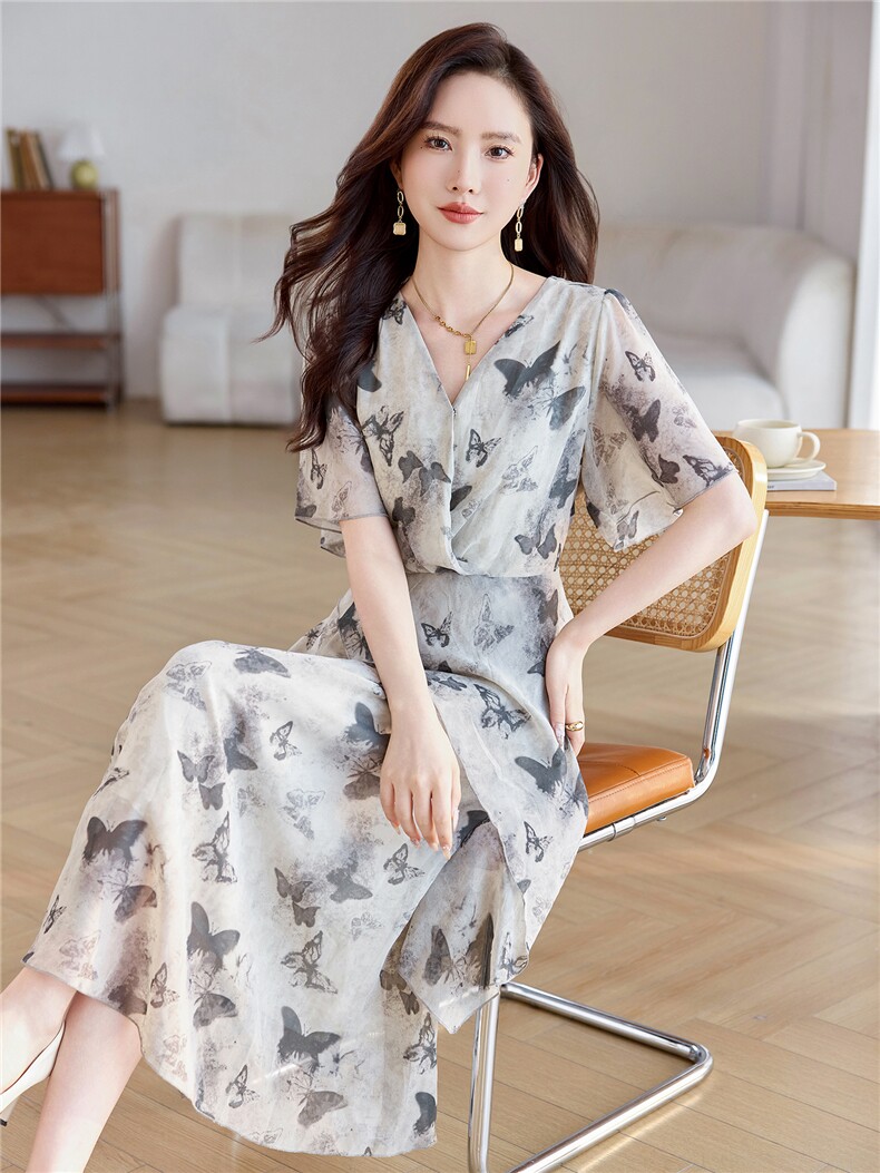 高端碎花真丝短袖连衣裙女2025夏新款高腰显瘦长款V领桑蚕丝裙子,女装连衣裙,时尚风爆
