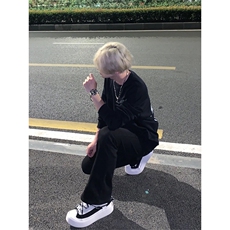 黑色