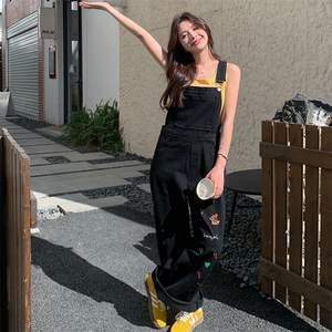 学院风黑色牛仔背带裤女2025超火流行夏季新款卡通刺绣减龄休闲裤图片