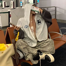 灰色