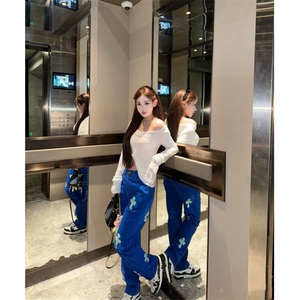 W10266-P60 网图现货 潮牌时尚潮流微喇冰洗直筒牛仔裤十字架贴皮图片