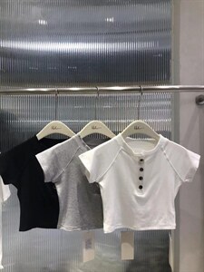 【现货】2022夏季新款金属纽扣辣妹露脐短袖T恤,女装T恤,HuHu