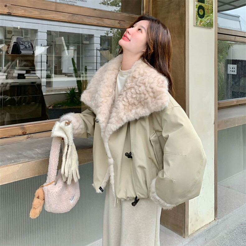 8888白鸭绒加厚毛毛羽绒服女保暖卡其色羊羔毛领翻领p325k528,女装羽绒服,2D143