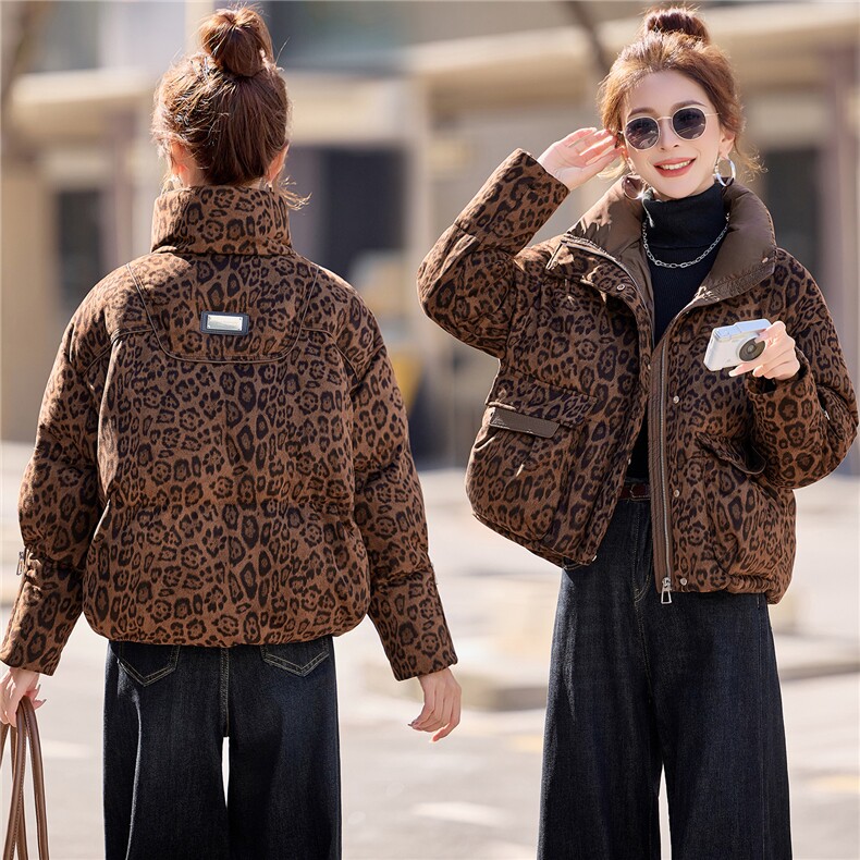 时尚豹纹短款立领羽绒服女2025冬新款加厚保暖，女装羽绒服，余墨