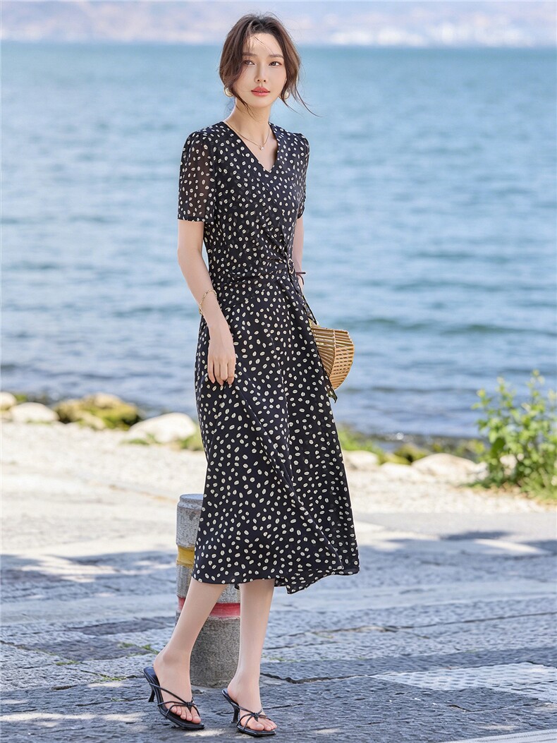 现货优雅2026年夏季好看印花显瘦气质女人味沙滩通勤连衣裙,女装连衣裙,木橙西子