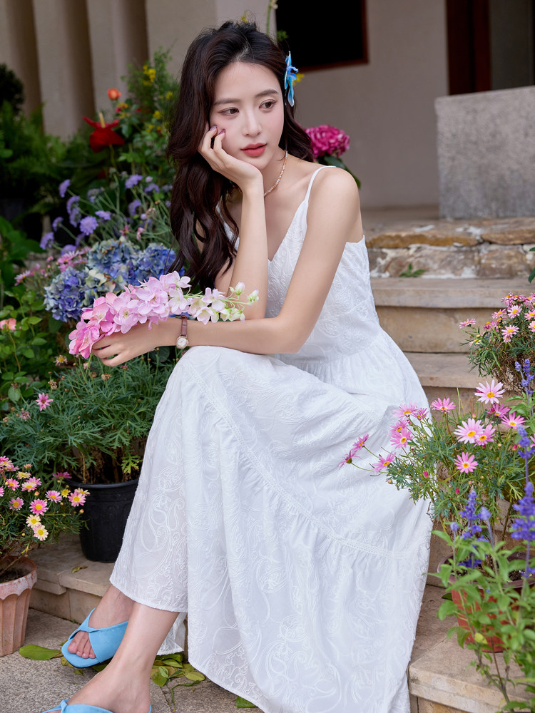 白色吊带连衣裙女夏新款海边度假高级感修身显瘦超仙绣花气质长裙,女装连衣裙,艾贝斯