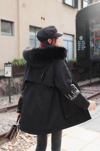 2021早冬上新大狐狸毛领袖笼刺绣设计中长款派克服，女装，红雀纺