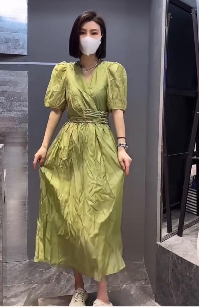夏季新款洋气气V领腰盘扣设计连衣裙,女装连衣裙,L·H·X