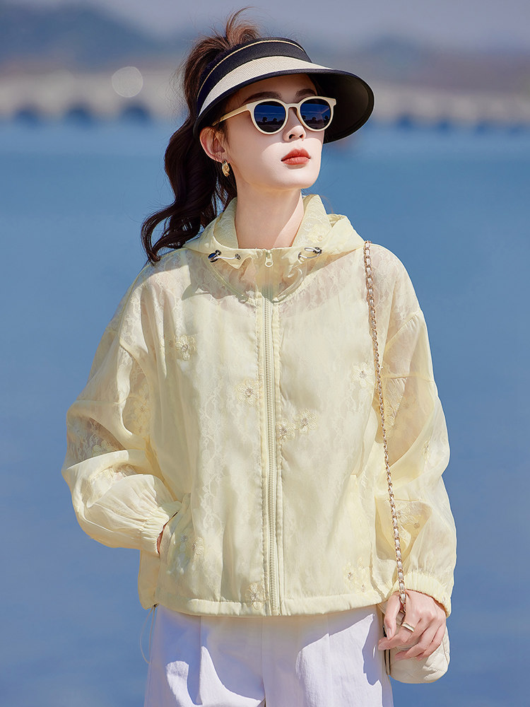 今年流行独特花花立领白色外套女春2025新款小个子防晒棒球服夹克,女装短外套,靓衣阁
