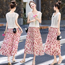 现货新款2024年夏季时尚无袖镂空针织上衣碎花百褶裙两件套，女装套装/套裙，盈茜