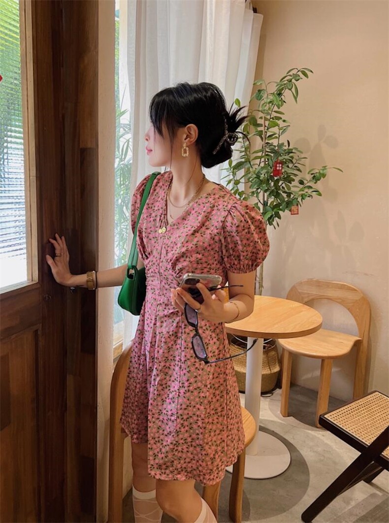 前侧两边抽皱连衣裙，女装连衣裙，玩美