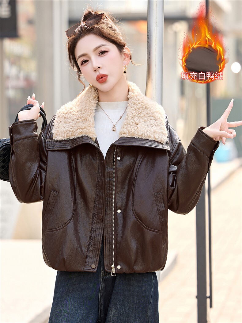 PU皮羽绒服女短款2025年冬季新款时尚大翻领羊羔毛设计感保暖外套,女装羽绒服,拾衣