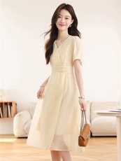 2026夏季新款淡黄色V领连衣裙泡泡袖收腰盘扣显瘦中长款气质茶歇，女装连衣裙，艾米