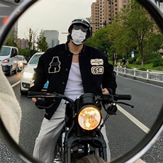 黑色