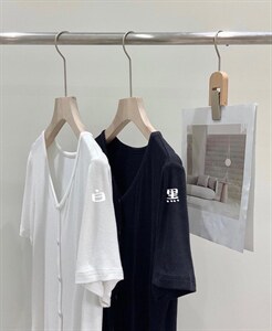 80695V领装饰扣针织T图片