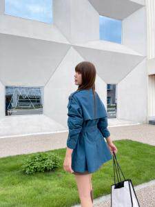 PANDLI经典又显腿长的短款风衣‘小翻领的设计延续了工装感，女装风衣，潘大利