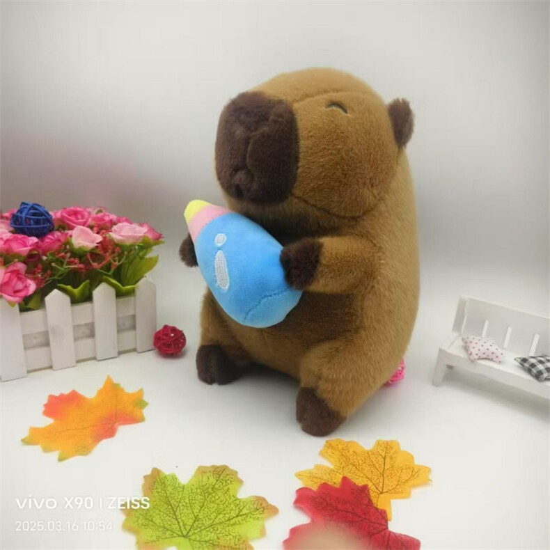 欧貂奶瓶水豚可爱毛绒精品娃娃机公仔八寸卡皮巴拉生日礼物玩具，多多玩具