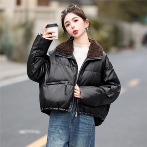 2025蛋白pu皮羽绒服女短款冬季新款免洗羊羔毛领小个子白鸭绒外套图片
