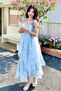 浅蓝色网纱拼接连衣裙女夏季2025法式超仙立体花朵肩带设计吊带裙图片