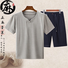 浅灰上衣＋深蓝短裤