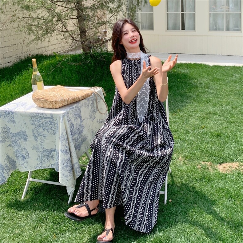 复古碎花吊带连衣裙套装女2025夏新款设计感镂空罩衫度假风两件套图片