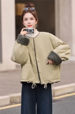 现货韩版2025时尚设计感圆领单排扣宽松百搭羊羔毛外套女潮，女装短外套，仟媚宠