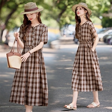 时尚收腰格子气质连衣裙女2025夏装新款妈妈大码洋气休闲棉麻裙子，女装大码女装，依万里