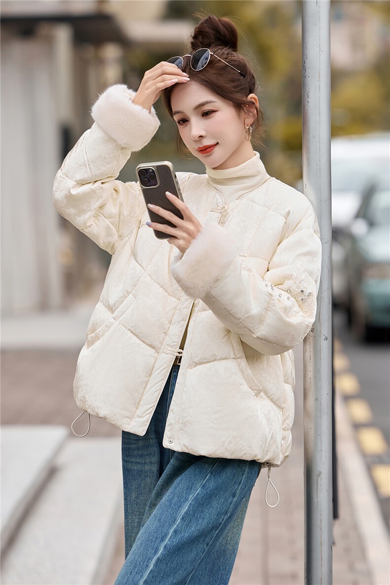 2025冬新款90白鸭绒新中式重工钉珠配真毛袖短款羽绒服外套,女装羽绒服,瑶迪依秀
