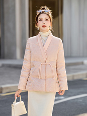 粉色新中式国风提花羽绒服女2025冬季新款气质V领盘扣白鸭绒外套，女装羽绒服，姿衣坊