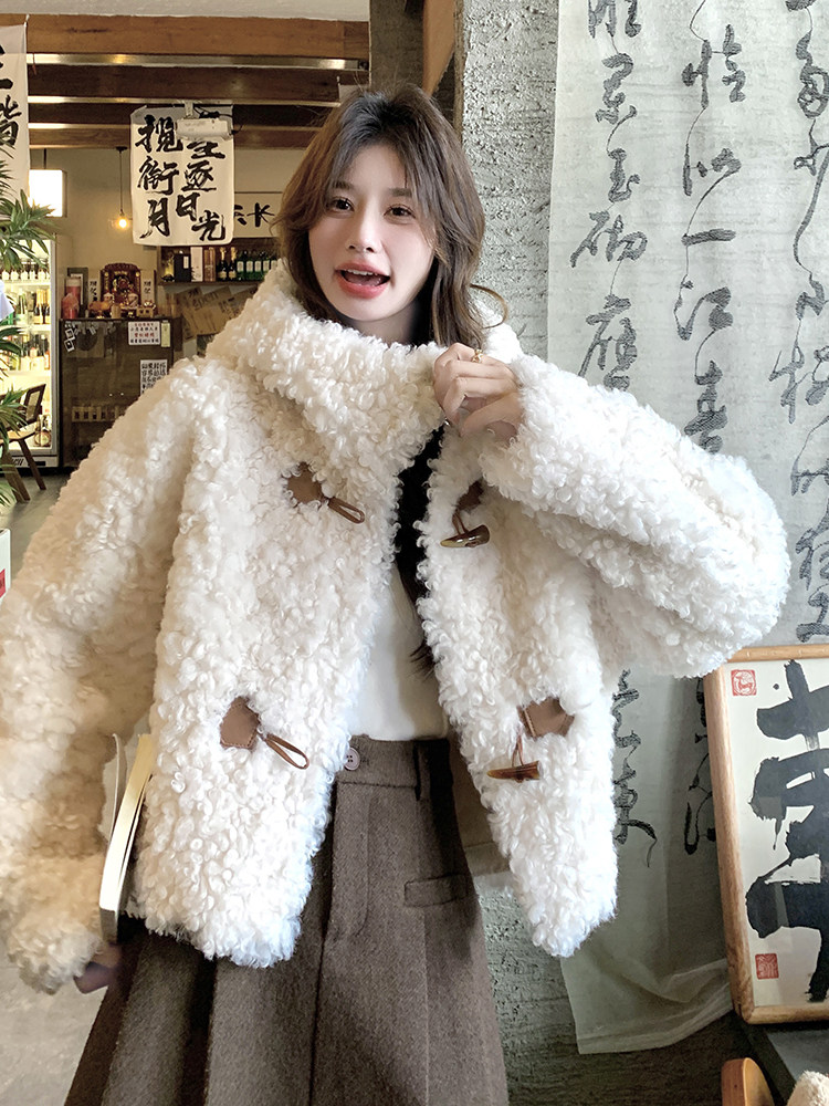 米色时尚连帽羊羔毛外套女冬新款小个子保暖加厚韩系短款皮毛一体,女装羊羔毛/颗粒绒,维壹