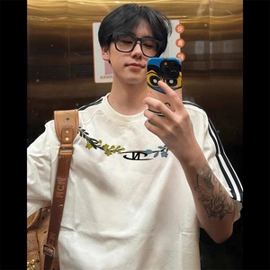 抖音得物高品质二开240克宽松纯棉美式潮牌三条杠织带短袖T恤图片