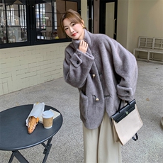 灰色复古高级感牛角扣皮毛一体外套女2025冬新款气质立领毛绒上衣，女装短外套，2C317