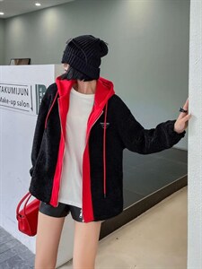 帽子拼色皮毛外套图片