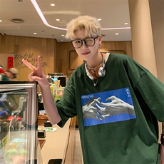 墨绿色