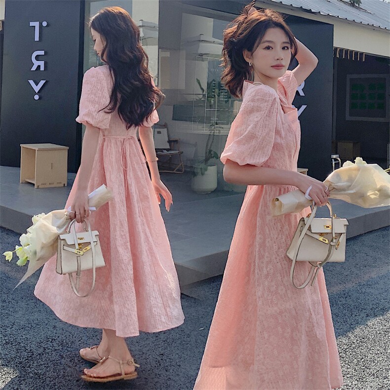 甜美可爱粉色连衣裙女夏季2025新款韩系方领肌理感泡泡袖长裙子，女装连衣裙，韩蜜菓