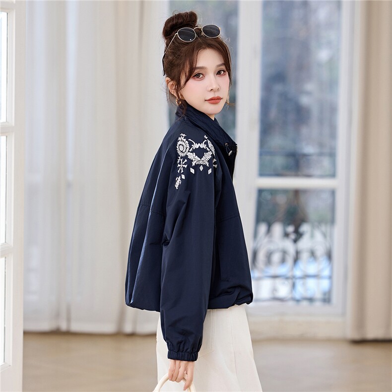 2026年春季小众设计法式时尚百搭立领刺绣花苞抽绳下摆短外套，女装短外套，深水步