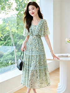 法式减龄小碎花连衣裙女2026夏新款修身收腰度假风气质长裙图片