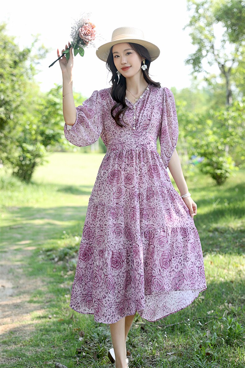 2025夏装新款复古女人味气质V领个性贝壳扣连衣裙印花海边度假裙,女装连衣裙,凝聚力