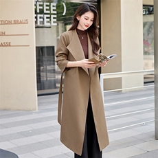 轻奢折扣剪标大牌原单尾单新款中长款级感宽松收腰女系带翻领风衣，女装风衣，火爆靓佳人