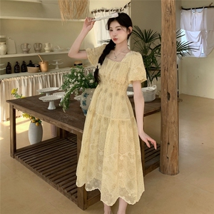 黄色重工刺绣法式连衣裙女2025年新款夏日独特漂亮掐腰绝美小裙子图片