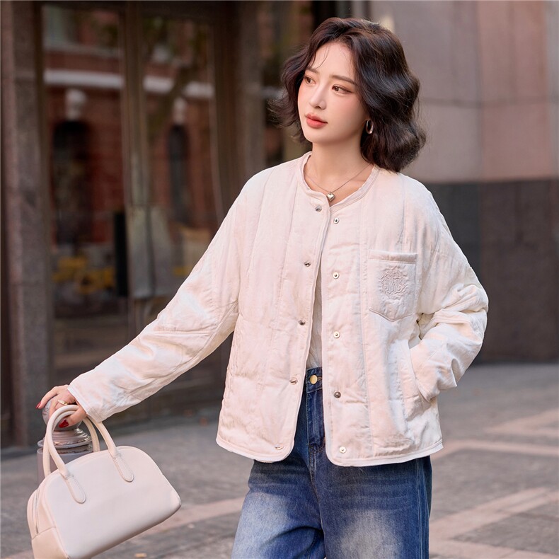 现货新款暗纹提花白鸭绒羽绒服女2025冬季短款冬装外套,女装羽绒服,梦懿尔