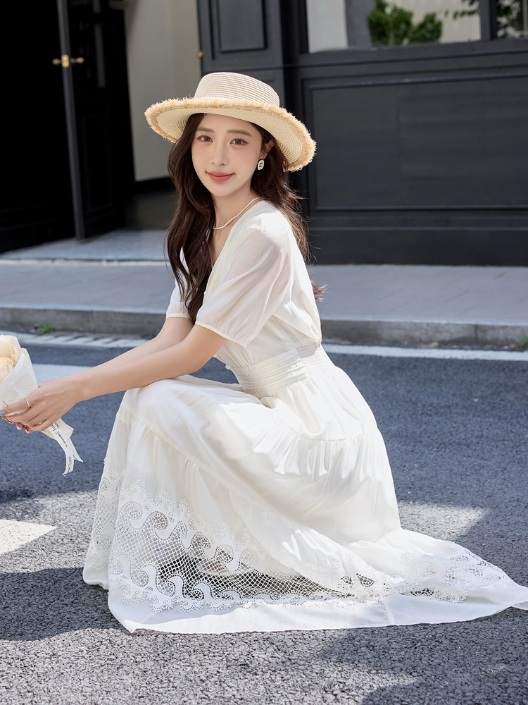 白色连衣裙女2026新款夏季绝美穿搭短袖蕾丝拼接显瘦高腰长裙子,女装连衣裙,美沁