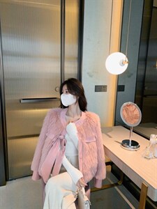 蝴蝶结拼皮毛毛外套图片