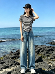 洋气时髦休闲时尚套装女夏新款圆领条纹短袖上衣直筒牛仔裤两件套图片