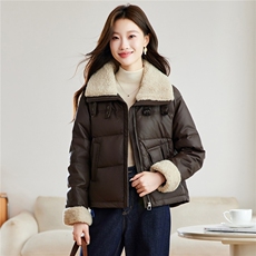 时尚羊羔毛翻领PU皮短款羽绒服女2025冬季新款宽松保暖白鸭绒外套，女装羽绒服，沐七七