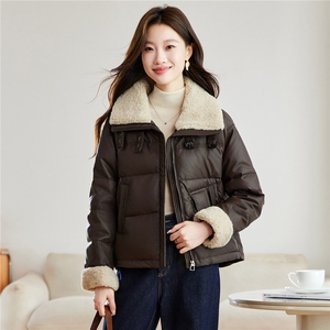 时尚羊羔毛翻领PU皮短款羽绒服女2025冬季新款宽松保暖白鸭绒外套图片