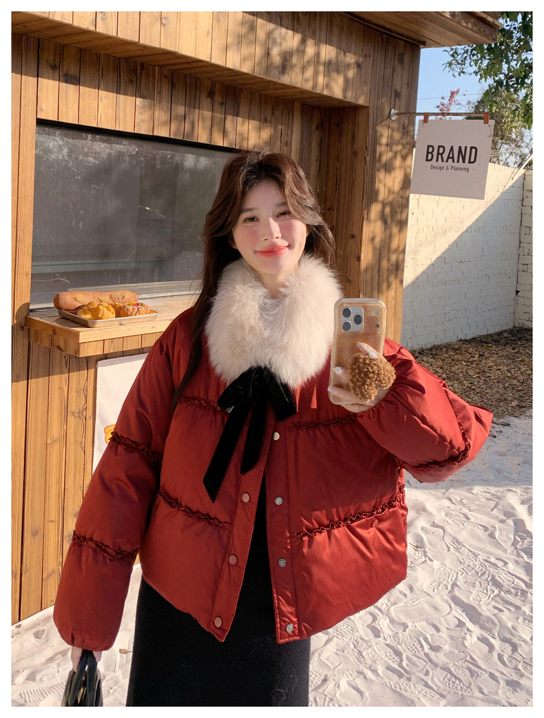红色大毛领短款厚外套女冬独特超好看保暖上衣，女装羽绒服，乔安迪